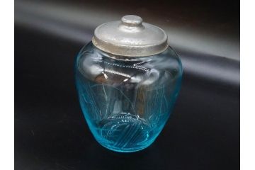 当時物　昭和レトロ　切子　涼しげな水色が目を引くキャンディーポット(菓子瓶、あめや瓶、飴屋、砂糖壺、ガラス瓶、ガラスビン、蓋(フタ)付き、菓子瓶、ボンボン入れ、小物入れ、硝子)(R-082982)