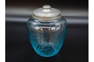当時物　昭和レトロ　切子　涼しげな水色が目を引くキャンディーポット(菓子瓶、あめや瓶、飴屋、砂糖壺、ガラス瓶、ガラスビン、蓋(フタ)付き、菓子瓶、ボンボン入れ、小物入れ、硝子)(R-082982)