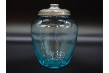 当時物　昭和レトロ　切子　涼しげな水色が目を引くキャンディーポット(菓子瓶、あめや瓶、飴屋、砂糖壺、ガラス瓶、ガラスビン、蓋(フタ)付き、菓子瓶、ボンボン入れ、小物入れ、硝子)(R-082982)
