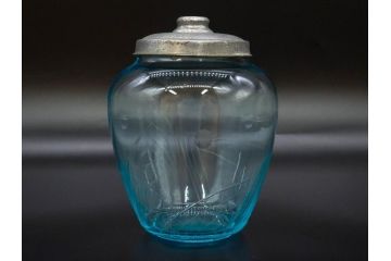 当時物　昭和レトロ　切子　涼しげな水色が目を引くキャンディーポット(菓子瓶、あめや瓶、飴屋、砂糖壺、ガラス瓶、ガラスビン、蓋(フタ)付き、菓子瓶、ボンボン入れ、小物入れ、硝子)(R-082982)