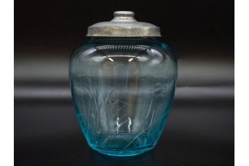 当時物　昭和レトロ　切子　涼しげな水色が目を引くキャンディーポット(菓子瓶、あめや瓶、飴屋、砂糖壺、ガラス瓶、ガラスビン、蓋(フタ)付き、菓子瓶、ボンボン入れ、小物入れ、硝子)(R-082982)