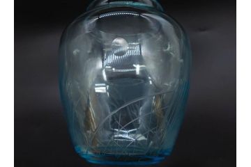 当時物　昭和レトロ　切子　涼しげな水色が目を引くキャンディーポット(菓子瓶、あめや瓶、飴屋、砂糖壺、ガラス瓶、ガラスビン、蓋(フタ)付き、菓子瓶、ボンボン入れ、小物入れ、硝子)(R-082982)
