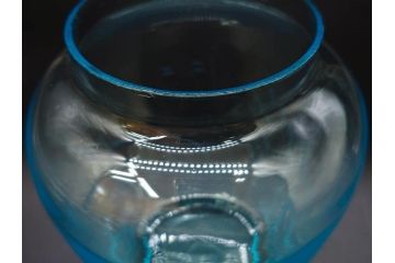 当時物　昭和レトロ　切子　涼しげな水色が目を引くキャンディーポット(菓子瓶、あめや瓶、飴屋、砂糖壺、ガラス瓶、ガラスビン、蓋(フタ)付き、菓子瓶、ボンボン入れ、小物入れ、硝子)(R-082982)