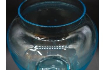 当時物　昭和レトロ　切子　涼しげな水色が目を引くキャンディーポット(菓子瓶、あめや瓶、飴屋、砂糖壺、ガラス瓶、ガラスビン、蓋(フタ)付き、菓子瓶、ボンボン入れ、小物入れ、硝子)(R-082982)