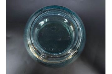 当時物　昭和レトロ　切子　涼しげな水色が目を引くキャンディーポット(菓子瓶、あめや瓶、飴屋、砂糖壺、ガラス瓶、ガラスビン、蓋(フタ)付き、菓子瓶、ボンボン入れ、小物入れ、硝子)(R-082982)