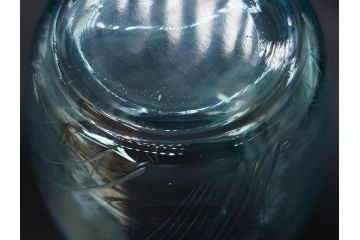 当時物　昭和レトロ　切子　涼しげな水色が目を引くキャンディーポット(菓子瓶、あめや瓶、飴屋、砂糖壺、ガラス瓶、ガラスビン、蓋(フタ)付き、菓子瓶、ボンボン入れ、小物入れ、硝子)(R-082982)