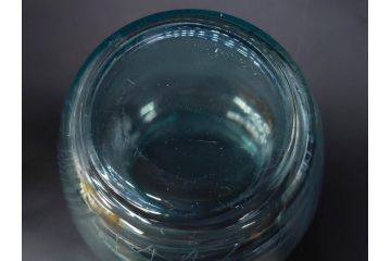 当時物　昭和レトロ　切子　涼しげな水色が目を引くキャンディーポット(菓子瓶、あめや瓶、飴屋、砂糖壺、ガラス瓶、ガラスビン、蓋(フタ)付き、菓子瓶、ボンボン入れ、小物入れ、硝子)(R-082982)