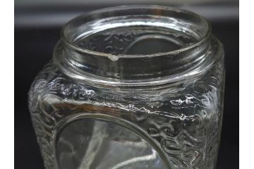 戦前　当時物　大胆にあしらわれた唐草模様が目を引くキャンディーポット(菓子瓶、あめや瓶、飴屋、砂糖壺、ガラス瓶、ガラスビン、蓋(フタ)付き、菓子瓶、ボンボン入れ、小物入れ、硝子)(R-082985)
