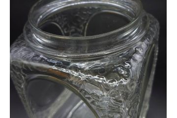 戦前　当時物　大胆にあしらわれた唐草模様が目を引くキャンディーポット(菓子瓶、あめや瓶、飴屋、砂糖壺、ガラス瓶、ガラスビン、蓋(フタ)付き、菓子瓶、ボンボン入れ、小物入れ、硝子)(R-082985)