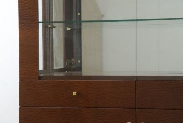 中古　美品　IDC大塚家具取り扱い　SPLENDOR(スプレンダー)　バーズアイメープル材の美しい杢目が魅力的なキュリオケース(キャビネット、ガラスケース、ショーケース、コレクションケース、食器棚、カップボード、収納棚、戸棚、飾り棚、ディスプレイ棚、店舗什器)(定価約79万円)(R-082991)