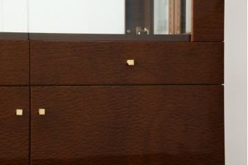 中古　美品　IDC大塚家具取り扱い　SPLENDOR(スプレンダー)　バーズアイメープル材の美しい杢目が魅力的なキュリオケース(キャビネット、ガラスケース、ショーケース、コレクションケース、食器棚、カップボード、収納棚、戸棚、飾り棚、ディスプレイ棚、店舗什器)(定価約79万円)(R-082991)