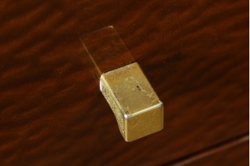 中古　美品　IDC大塚家具取り扱い　SPLENDOR(スプレンダー)　バーズアイメープル材の美しい杢目が魅力的なキュリオケース　定価約79万円　(R-082991)