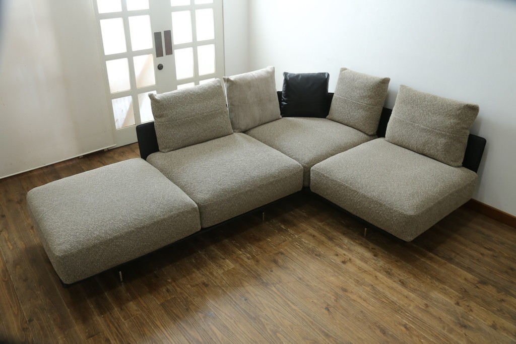 新古　未使用展示品　超美品　arflex(アルフレックス)　BRERA(ブレラ)　Sergio Brioschiデザイン　クッション付き!!　モダンで洗練されたデザインが光るコーナーソファ　定価約312万円　(R-082993)