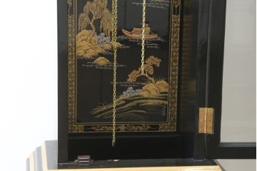 中古　高級品!!　オリエンタルデザイン　ドイツ製ムーブメント　黒塗りに金蒔絵風の絵柄が美しいホールクロック(時計台、振り子時計、ディスプレイ)(R-082994)