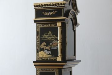中古　高級品!!　オリエンタルデザイン　ドイツ製ムーブメント　黒塗りに金蒔絵風の絵柄が美しいホールクロック(時計台、振り子時計、ディスプレイ)(R-082994)