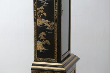中古　高級品!!　オリエンタルデザイン　ドイツ製ムーブメント　黒塗りに金蒔絵風の絵柄が美しいホールクロック(時計台、振り子時計、ディスプレイ)(R-082994)