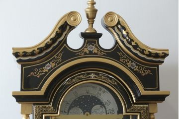 中古　高級品!!　オリエンタルデザイン　ドイツ製ムーブメント　黒塗りに金蒔絵風の絵柄が美しいホールクロック(時計台、振り子時計、ディスプレイ)(R-082994)