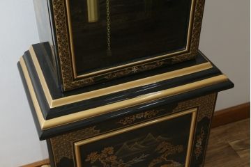 中古　高級品!!　オリエンタルデザイン　ドイツ製ムーブメント　黒塗りに金蒔絵風の絵柄が美しいホールクロック(時計台、振り子時計、ディスプレイ)(R-082994)