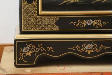中古　高級品!!　オリエンタルデザイン　ドイツ製ムーブメント　黒塗りに金蒔絵風の絵柄が美しいホールクロック(時計台、振り子時計、ディスプレイ)(R-082994)