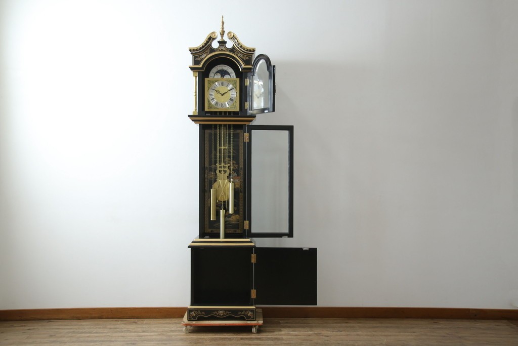 中古　高級品!!　オリエンタルデザイン　ドイツ製ムーブメント　黒塗りに金蒔絵風の絵柄が美しいホールクロック　(R-082994)