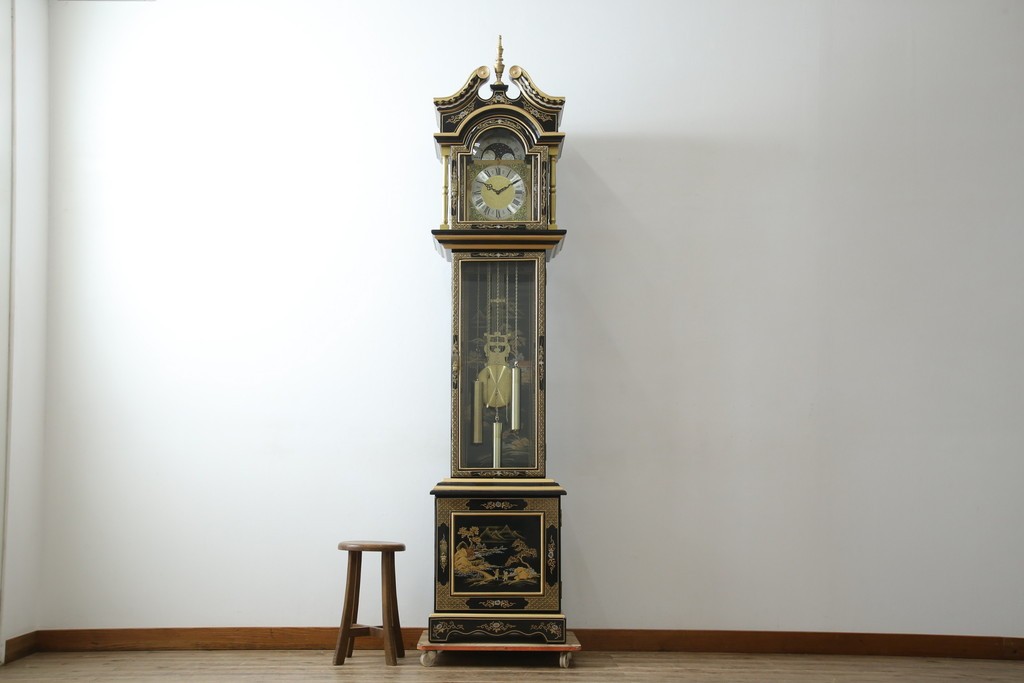 中古　高級品!!　オリエンタルデザイン　ドイツ製ムーブメント　黒塗りに金蒔絵風の絵柄が美しいホールクロック　(R-082994)