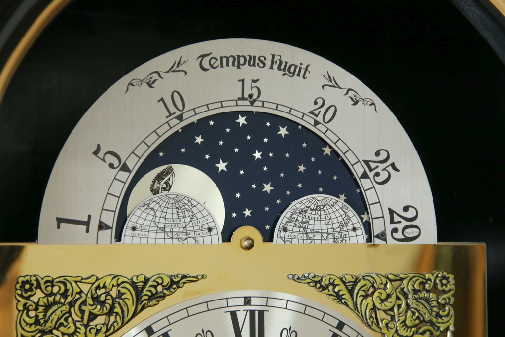 中古　高級品!!　オリエンタルデザイン　ドイツ製ムーブメント　黒塗りに金蒔絵風の絵柄が美しいホールクロック　(R-082994)