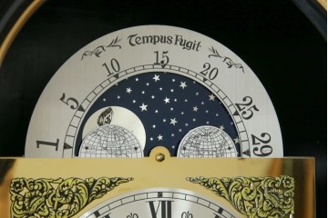 中古　高級品!!　オリエンタルデザイン　ドイツ製ムーブメント　黒塗りに金蒔絵風の絵柄が美しいホールクロック　(R-082994)