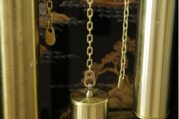 中古　高級品!!　オリエンタルデザイン　ドイツ製ムーブメント　黒塗りに金蒔絵風の絵柄が美しいホールクロック　(R-082994)