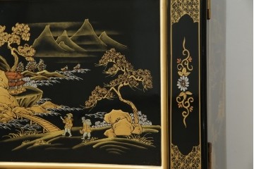 中古　高級品!!　オリエンタルデザイン　ドイツ製ムーブメント　黒塗りに金蒔絵風の絵柄が美しいホールクロック　(R-082994)