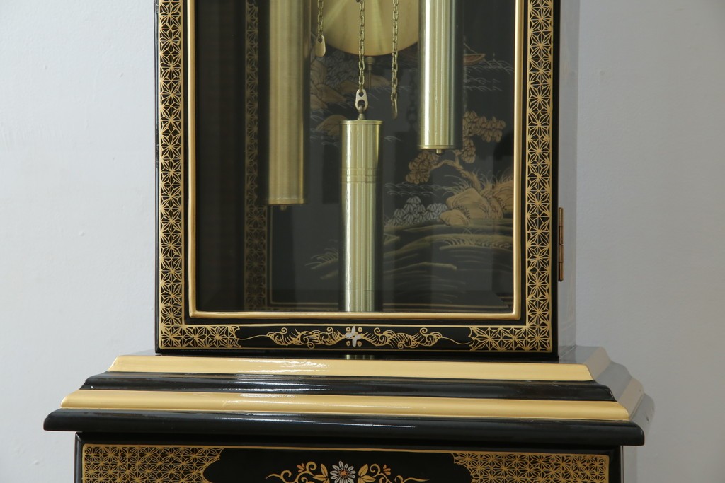 中古　高級品!!　オリエンタルデザイン　ドイツ製ムーブメント　黒塗りに金蒔絵風の絵柄が美しいホールクロック　(R-082994)