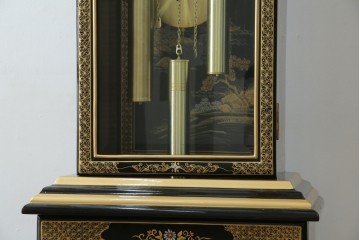 中古　高級品!!　オリエンタルデザイン　ドイツ製ムーブメント　黒塗りに金蒔絵風の絵柄が美しいホールクロック　(R-082994)