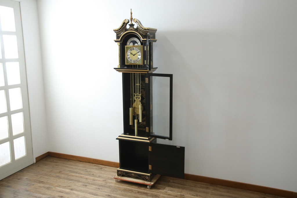 中古　高級品!!　オリエンタルデザイン　ドイツ製ムーブメント　黒塗りに金蒔絵風の絵柄が美しいホールクロック　(R-082994)