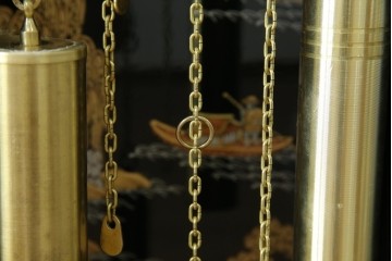 中古　高級品!!　オリエンタルデザイン　ドイツ製ムーブメント　黒塗りに金蒔絵風の絵柄が美しいホールクロック　(R-082994)