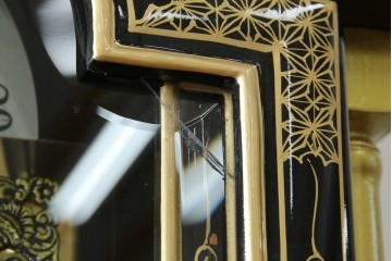 中古　高級品!!　オリエンタルデザイン　ドイツ製ムーブメント　黒塗りに金蒔絵風の絵柄が美しいホールクロック　(R-082994)