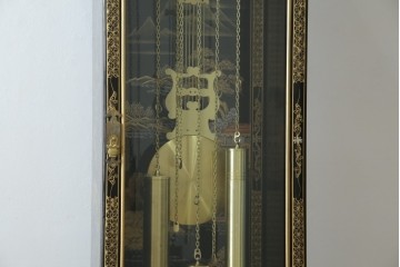 中古　高級品!!　オリエンタルデザイン　ドイツ製ムーブメント　黒塗りに金蒔絵風の絵柄が美しいホールクロック　(R-082994)