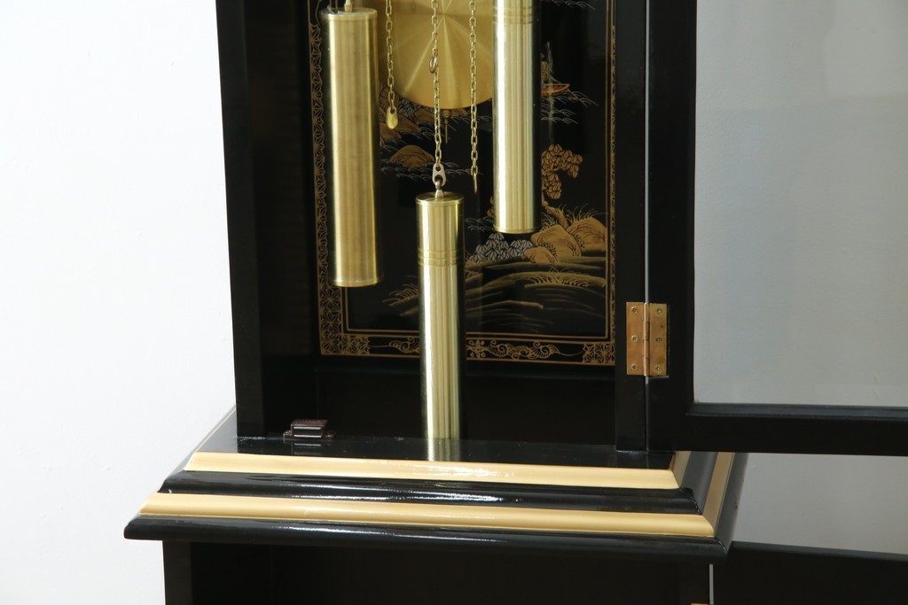 中古　高級品!!　オリエンタルデザイン　ドイツ製ムーブメント　黒塗りに金蒔絵風の絵柄が美しいホールクロック　(R-082994)