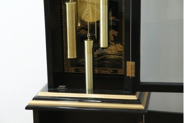 中古　高級品!!　オリエンタルデザイン　ドイツ製ムーブメント　黒塗りに金蒔絵風の絵柄が美しいホールクロック　(R-082994)