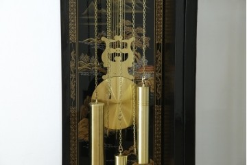 中古　高級品!!　オリエンタルデザイン　ドイツ製ムーブメント　黒塗りに金蒔絵風の絵柄が美しいホールクロック　(R-082994)