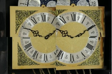 中古　高級品!!　オリエンタルデザイン　ドイツ製ムーブメント　黒塗りに金蒔絵風の絵柄が美しいホールクロック　(R-082994)