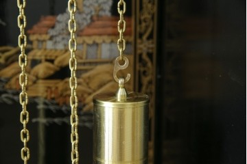 中古　高級品!!　オリエンタルデザイン　ドイツ製ムーブメント　黒塗りに金蒔絵風の絵柄が美しいホールクロック　(R-082994)