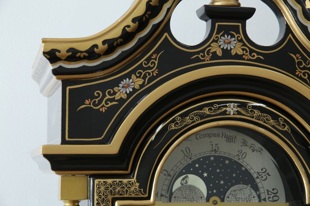 中古　高級品!!　オリエンタルデザイン　ドイツ製ムーブメント　黒塗りに金蒔絵風の絵柄が美しいホールクロック　(R-082994)