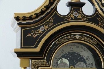 中古　高級品!!　オリエンタルデザイン　ドイツ製ムーブメント　黒塗りに金蒔絵風の絵柄が美しいホールクロック　(R-082994)