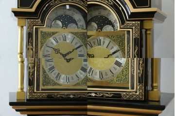 中古　高級品!!　オリエンタルデザイン　ドイツ製ムーブメント　黒塗りに金蒔絵風の絵柄が美しいホールクロック　(R-082994)