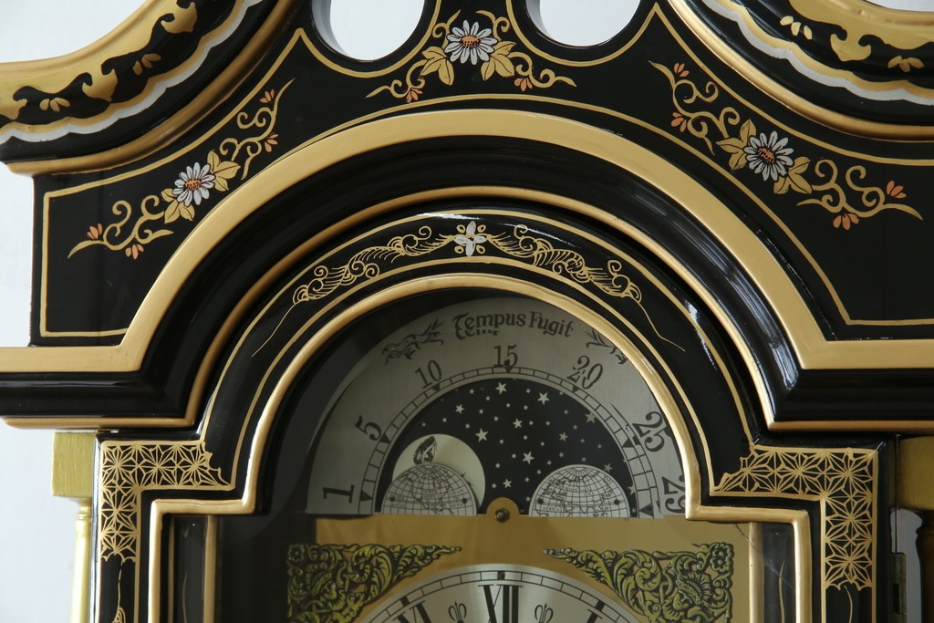 中古　高級品!!　オリエンタルデザイン　ドイツ製ムーブメント　黒塗りに金蒔絵風の絵柄が美しいホールクロック　(R-082994)