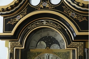 中古　高級品!!　オリエンタルデザイン　ドイツ製ムーブメント　黒塗りに金蒔絵風の絵柄が美しいホールクロック　(R-082994)