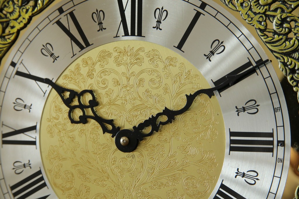 中古　高級品!!　オリエンタルデザイン　ドイツ製ムーブメント　黒塗りに金蒔絵風の絵柄が美しいホールクロック　(R-082994)