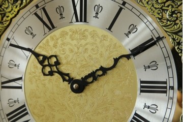 中古　高級品!!　オリエンタルデザイン　ドイツ製ムーブメント　黒塗りに金蒔絵風の絵柄が美しいホールクロック　(R-082994)