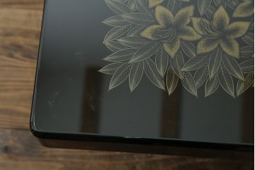 中古　美品　輪島塗り　ガラス天板付き　上品な佇まいが魅力的な座卓(ローテーブル、センターテーブル、リビングテーブル)(定価約180万円)(R-082995)