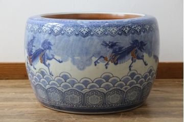 和製アンティーク　希少な特大サイズ!!　直径約55センチ　躍動感ある麒麟(キリン)の図柄が魅力的な瀬戸火鉢(鉢カバー、傘立て、ディスプレイ、金魚鉢、プランター)(R-082996)