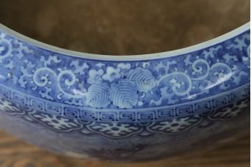 和製アンティーク　希少な特大サイズ!!　直径約55センチ　躍動感ある麒麟(キリン)の図柄が魅力的な瀬戸火鉢(鉢カバー、傘立て、ディスプレイ、金魚鉢、プランター)(R-082996)